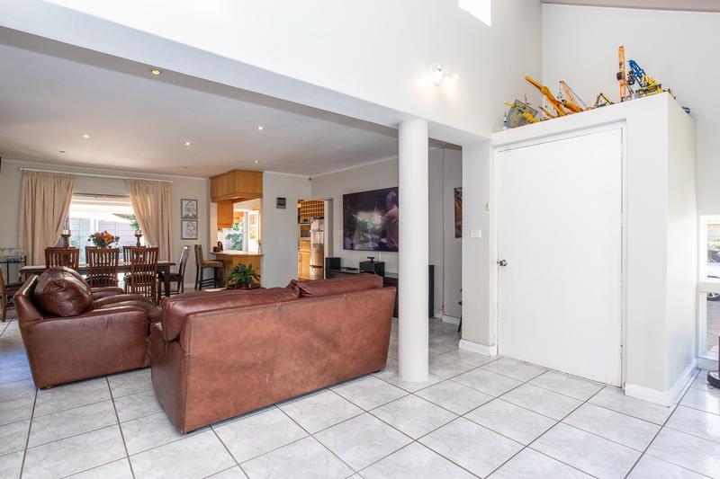 5 Bedroom Property for Sale in Meadowridge Western Cape
